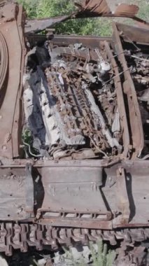 Bu stok dikey video Ukrayna 'daki yok olmuş askeri teçhizatın havadan görüntüsünü gösteriyor, gri, renksiz, düz.