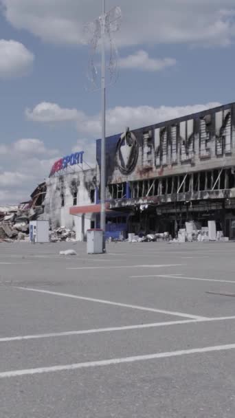 Stock Vertical Video Shows Destroyed Building Shopping Center Bucha Slow — Stockvideo