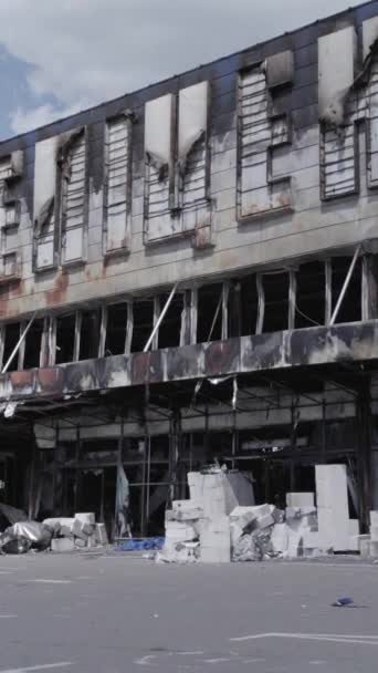 Stock Vertical Video Shows Destroyed Building Shopping Center Bucha Slow — Stok Video