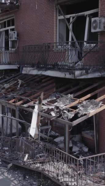 Este Video Vertical Muestra Edificio Destruido Ciudad Makariv Durante Guerra — Vídeo de stock