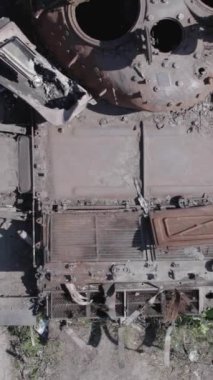 Bu stok dikey video Ukrayna 'daki yok olmuş askeri teçhizatın havadan görüntüsünü gösteriyor, gri, renksiz, düz.