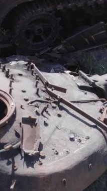 Bu stok dikey video Ukrayna 'daki yok olmuş askeri teçhizatın havadan görüntüsünü gösteriyor, gri, renksiz, düz.