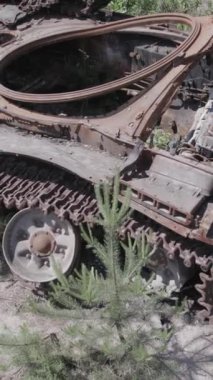 Bu stok dikey video Ukrayna 'daki yok olmuş askeri teçhizatın havadan görüntüsünü gösteriyor, gri, renksiz, düz.