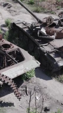 Bu stok dikey video Ukrayna 'daki yok olmuş askeri teçhizatın havadan görüntüsünü gösteriyor, gri, renksiz, düz.