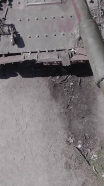 Bu stok dikey video Ukrayna 'daki yok olmuş askeri teçhizatın havadan görüntüsünü gösteriyor, gri, renksiz, düz.