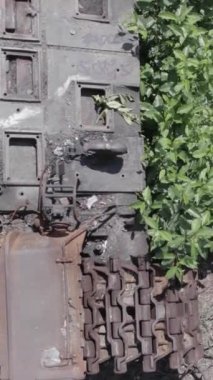 Bu stok dikey video Ukrayna 'daki yok olmuş askeri teçhizatın havadan görüntüsünü gösteriyor, gri, renksiz, düz.