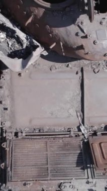 Bu stok dikey video Ukrayna 'daki yok olmuş askeri teçhizatın havadan görüntüsünü gösteriyor, gri, renksiz, düz.