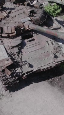 Bu stok dikey video Ukrayna 'daki yok olmuş askeri teçhizatın havadan görüntüsünü gösteriyor, gri, renksiz, düz.