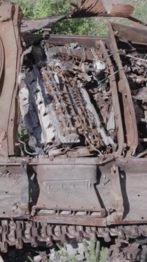 Bu stok dikey video Ukrayna 'daki yok olmuş askeri teçhizatın havadan görüntüsünü gösteriyor, gri, renksiz, düz.