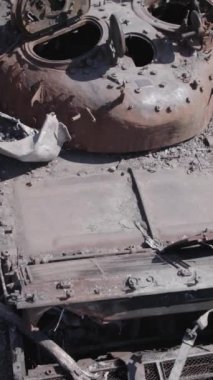Bu stok dikey video Ukrayna 'daki yok olmuş askeri teçhizatın havadan görüntüsünü gösteriyor, gri, renksiz, düz.
