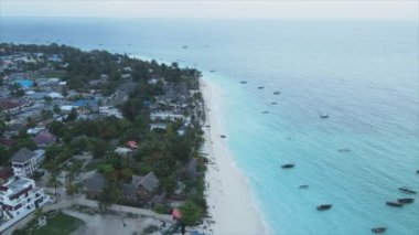 Bu stok videosu 8K çözünürlüklü, Tanzanya 'nın Zanzibar kıyısındaki okyanus manzarasını gösteriyor.