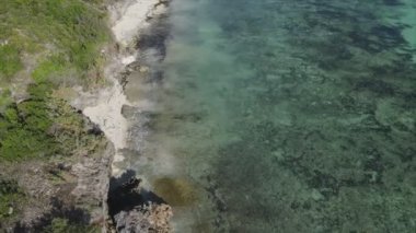 Bu stok videosu 8K çözünürlüklü, Tanzanya 'nın Zanzibar kıyısındaki okyanus manzarasını gösteriyor.
