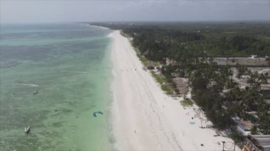 Bu stok videosu 8K çözünürlüklü, Tanzanya 'nın Zanzibar kıyısındaki okyanus manzarasını gösteriyor.