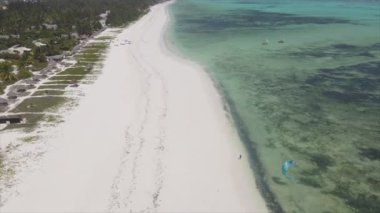 Bu stok videosu 8K çözünürlüklü, Tanzanya 'nın Zanzibar kıyısındaki okyanus manzarasını gösteriyor.