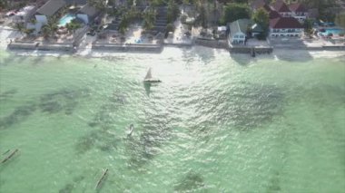 Bu stok videosu 8K çözünürlüklü, Tanzanya 'nın Zanzibar kıyısındaki okyanus manzarasını gösteriyor.