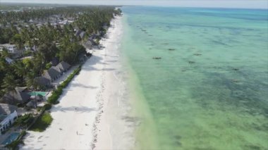 Bu stok videosu 8K çözünürlüklü, Tanzanya 'nın Zanzibar kıyısındaki okyanus manzarasını gösteriyor.