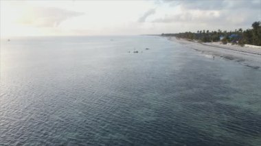 Bu stok videosu 8K çözünürlüklü, Tanzanya 'nın Zanzibar kıyısındaki okyanus manzarasını gösteriyor.