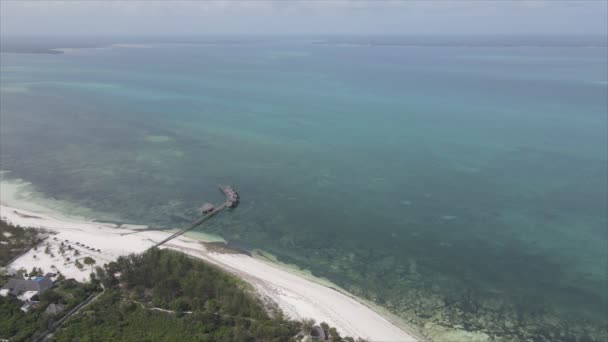 Toto Stock Video Ukazuje Letecký Pohled Oceán Pobřeží Zanzibaru Tanzanie — Stock video