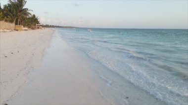 Bu stok videosu 8K çözünürlüklü, Tanzanya 'nın Zanzibar kıyısındaki okyanus manzarasını gösteriyor.