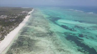 Bu stok videosu 8K çözünürlüklü, Tanzanya 'nın Zanzibar kıyısındaki okyanus manzarasını gösteriyor.