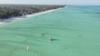 Bu stok videosu 8K çözünürlüklü, Tanzanya 'nın Zanzibar kıyısındaki okyanus manzarasını gösteriyor.