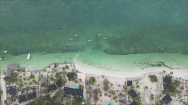Bu stok videosu 8K çözünürlüklü, Tanzanya 'nın Zanzibar kıyısındaki okyanus manzarasını gösteriyor.