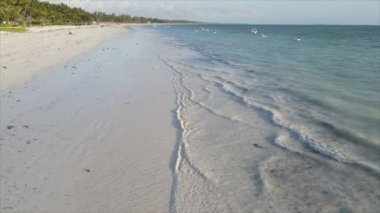 Bu stok videosu 8K çözünürlüklü, Tanzanya 'nın Zanzibar kıyısındaki okyanus manzarasını gösteriyor.