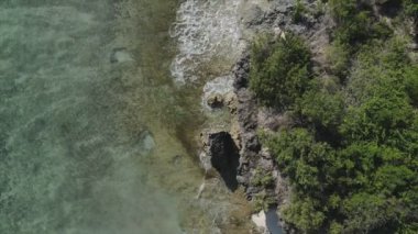 Bu stok videosu 8K çözünürlüklü, Tanzanya 'nın Zanzibar kıyısındaki okyanus manzarasını gösteriyor.