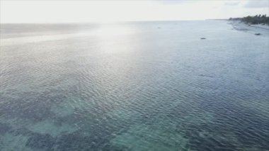 Bu stok videosu 8K çözünürlüklü, Tanzanya 'nın Zanzibar kıyısındaki okyanus manzarasını gösteriyor.