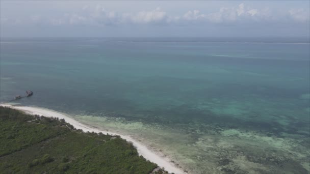 Toto Stock Video Ukazuje Letecký Pohled Oceán Pobřeží Zanzibaru Tanzanie — Stock video