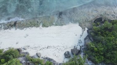 Bu stok videosu 8K çözünürlüklü, Tanzanya 'nın Zanzibar kıyısındaki okyanus manzarasını gösteriyor.