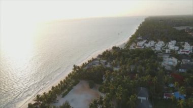 Bu stok videosu 8K çözünürlüklü, Tanzanya 'nın Zanzibar kıyısındaki okyanus manzarasını gösteriyor.
