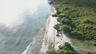 Bu stok videosu 8K çözünürlüklü, Tanzanya 'nın Zanzibar kıyısındaki okyanus manzarasını gösteriyor.