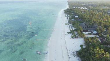 Bu stok videosu 8K çözünürlüklü, Tanzanya 'nın Zanzibar kıyısındaki okyanus manzarasını gösteriyor.