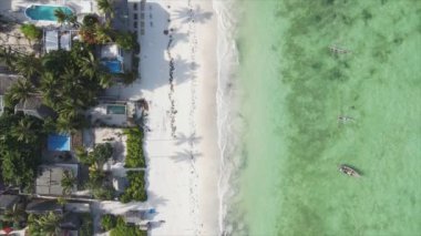 Bu stok videosu 8K çözünürlüklü, Tanzanya 'nın Zanzibar kıyısındaki okyanus manzarasını gösteriyor.