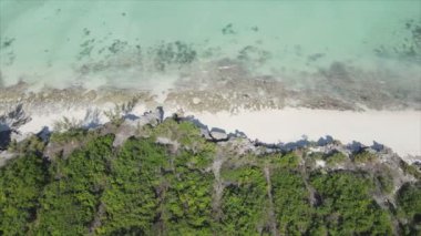 Bu stok videosu 8K çözünürlüklü, Tanzanya 'nın Zanzibar kıyısındaki okyanus manzarasını gösteriyor.