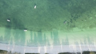 Bu stok videosu 8K çözünürlüklü, Tanzanya 'nın Zanzibar kıyısındaki okyanus manzarasını gösteriyor.