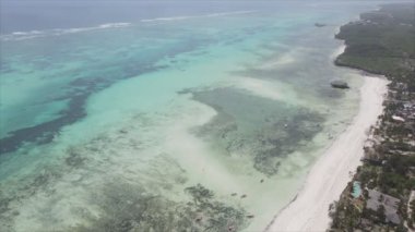 Bu stok videosu 8K çözünürlüklü, Tanzanya 'nın Zanzibar kıyısındaki okyanus manzarasını gösteriyor.