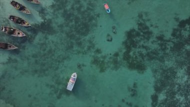 Bu stok videosu 8K çözünürlüklü, Tanzanya 'nın Zanzibar kıyısındaki okyanus manzarasını gösteriyor.