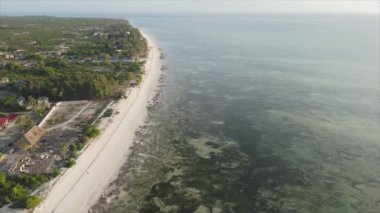 Bu stok videosu 8K çözünürlüklü, Tanzanya 'nın Zanzibar kıyısındaki okyanus manzarasını gösteriyor.
