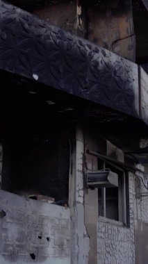 Bu borsa dikey videosu Ukrayna 'daki savaş sonrasını gösteriyor. Borodyanka' da yıkılan bir yerleşim yeri.