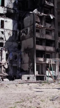 Bu borsa dikey videosu Ukrayna 'daki savaş sonrasını gösteriyor. Borodyanka' da yıkılan bir yerleşim yeri.