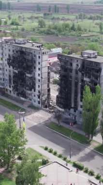 Bu borsa dikey videosu Ukrayna 'daki savaş sonrasını gösteriyor. Borodyanka' da yıkılan bir yerleşim yeri.