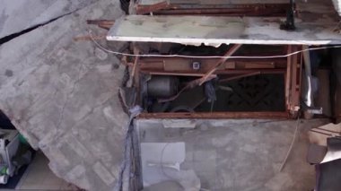 Bu borsa dikey videosu Ukrayna 'daki savaş sonrasını gösteriyor. Borodyanka' da yıkılan bir yerleşim yeri.