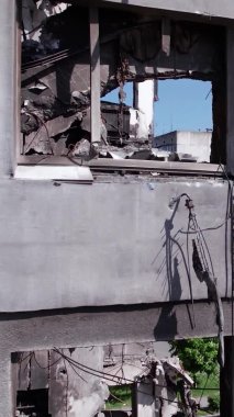 Bu borsa dikey videosu Ukrayna 'daki savaş sonrasını gösteriyor. Borodyanka' da yıkılan bir yerleşim yeri.