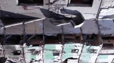 Bu borsa dikey videosu Ukrayna 'daki savaş sonrasını gösteriyor. Borodyanka' da yıkılan bir yerleşim yeri.