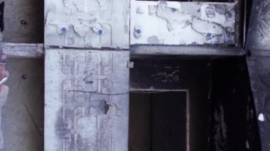 Bu borsa dikey videosu Ukrayna 'daki savaş sonrasını gösteriyor. Borodyanka' da yıkılan bir yerleşim yeri.