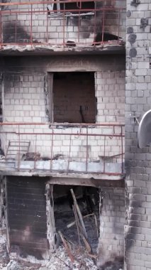 Bu borsa dikey videosu Ukrayna 'daki savaş sonrasını gösteriyor. Borodyanka' da yıkılan bir yerleşim yeri.