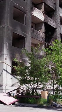 Bu borsa dikey videosu Ukrayna 'daki savaş sonrasını gösteriyor. Borodyanka' da yıkılan bir yerleşim yeri.