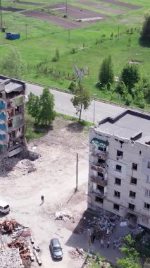 Bu borsa dikey videosu Ukrayna 'daki savaş sonrasını gösteriyor. Borodyanka' da yıkılan bir yerleşim yeri.